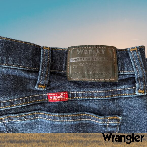 Wrangler Authentics Men's Relaxed Fit Boot Cut Dark Wash Denim Jean Size 38/30 - Picture 4 of 8